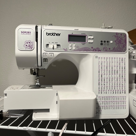 Sewing machine - Picture 2 of 2